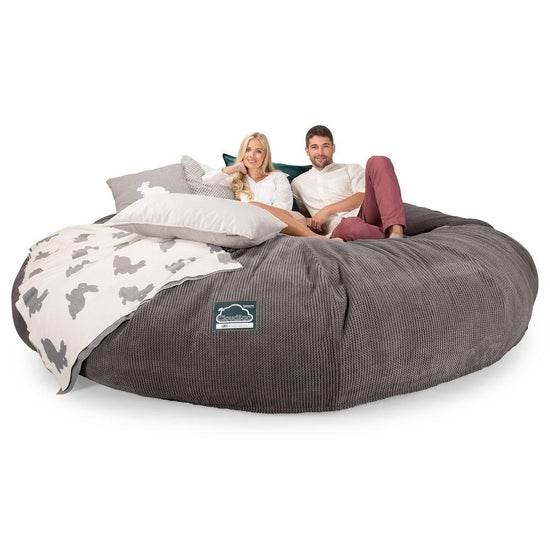Lounge Pug, CloudSac 5000 XXXXXL, Gigantischer Memory-Schaum Sitzsacksofa, Schlafsofa, Pom-Pom Anthrazit