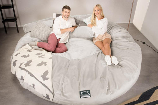 Lounge Pug, CloudSac 5000 XXXXXL, Gigantischer Memory-Schaum Sitzsacksofa, Schlafsofa, Samt Silber