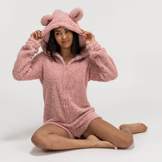 Kurzer rosa Damen-Onesie mit Teddyohren 05