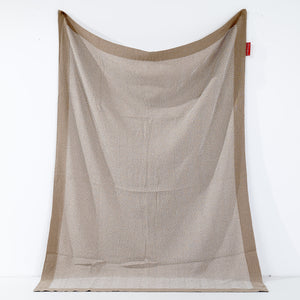 Kuscheldecke / Tagesdecke - Gestrickte Fischgrätenmuster Stein