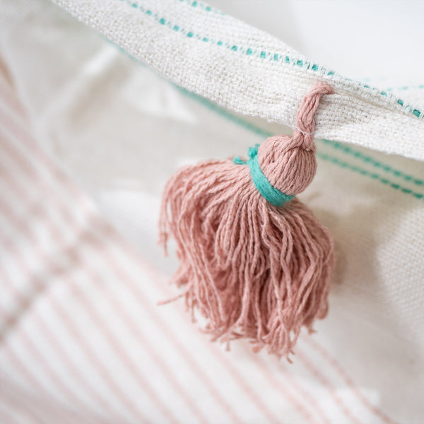 Bestickter Überwurf / Decke mit Quasten - Pastellfarben Fabric Close-up Image