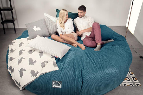 Lounge Pug, CloudSac 5000 XXXXXL, Gigantischer Memory-Schaum Sitzsacksofa, Schlafsofa, Pom-Pom Türkis