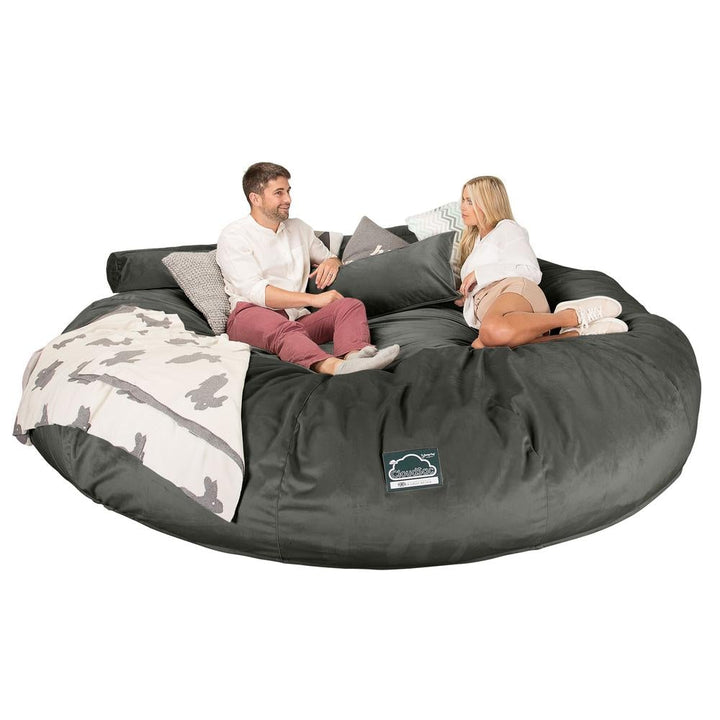 Lounge Pug, CloudSac 5000 XXXXXL, Gigantischer Memory-Schaum Sitzsacksofa, Schlafsofa, Samt Schiefergrau