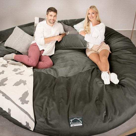 Lounge Pug, CloudSac 5000 XXXXXL, Gigantischer Memory-Schaum Sitzsacksofa, Schlafsofa, Samt Schiefergrau