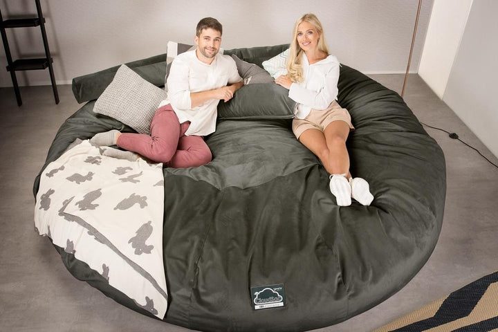 Lounge Pug, CloudSac 5000 XXXXXL, Gigantischer Memory-Schaum Sitzsacksofa, Schlafsofa, Samt Schiefergrau