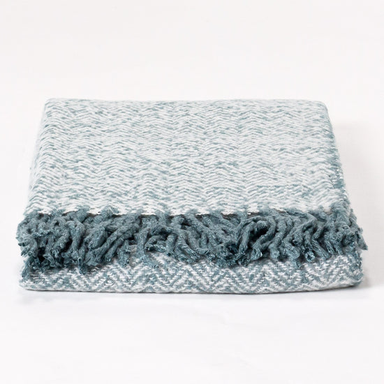 LOUNGE PUG, Sherpa-Decke, Fischgratmuster Tintenblau