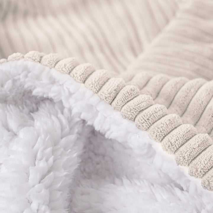 Lounge Pug Sherpa-Kuscheldecke Tagesdecke Cord Elfenbein 100 x 140 cm– Big Bertha Original DE