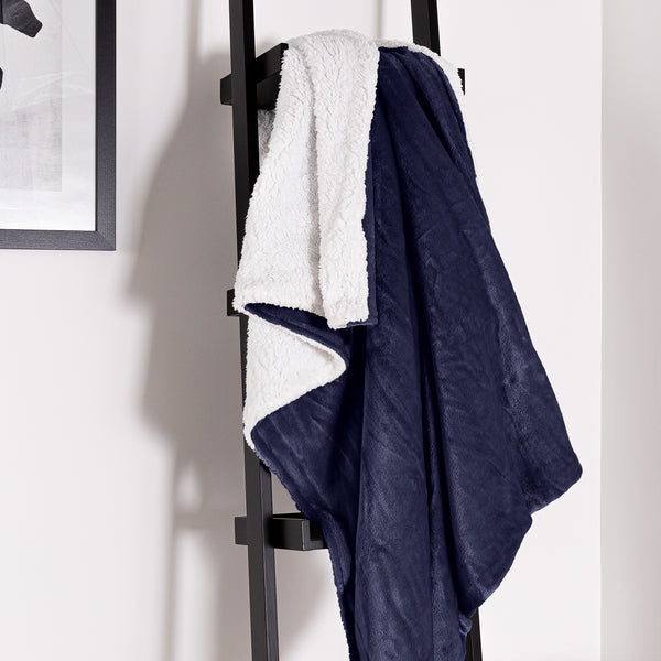 Sherpa-Decke - Sherpa-Fleece Dunkelblau Fabric Close-up Image