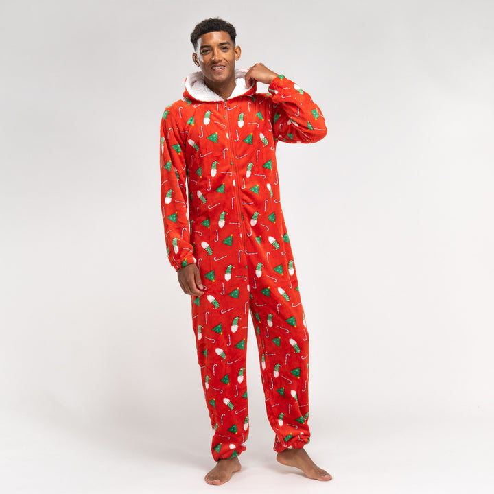 Roter Fleece-Onesie für Herren mit Weihnachtsmotiven 01