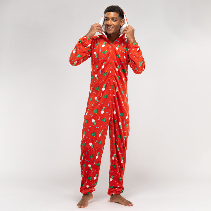 Roter Fleece-Onesie für Herren mit Weihnachtsmotiven 03