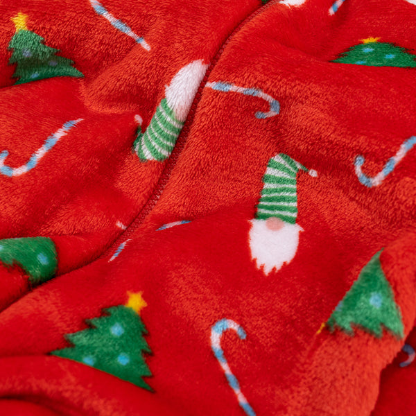 Roter Fleece-Onesie für Herren mit Weihnachtsmotiven Fabric Close-up Image